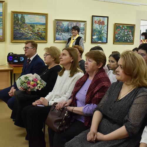 В Центральной библиотеке открылась выставка картин Феликса Исламгалиева