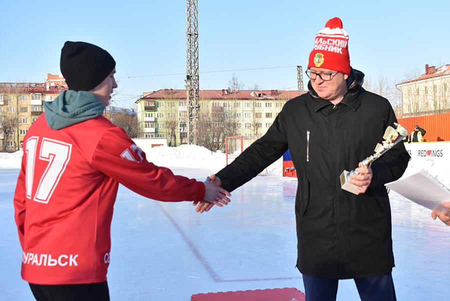 Наградили победителей первенства Свердловской области по хоккею с мячом