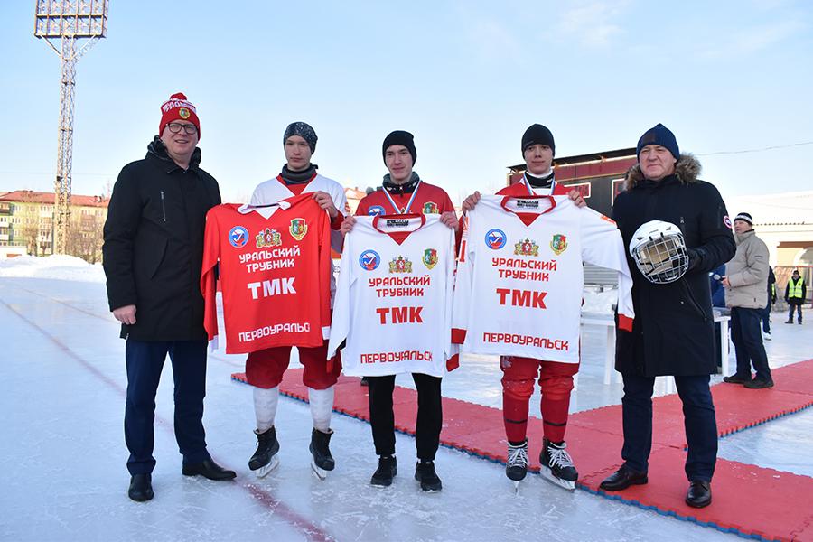 Наградили победителей первенства Свердловской области по хоккею с мячом